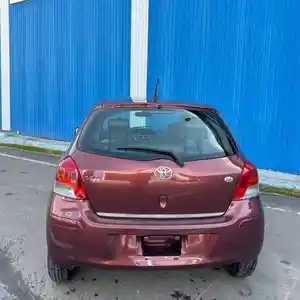 Заднее стекло на Toyota Vitz