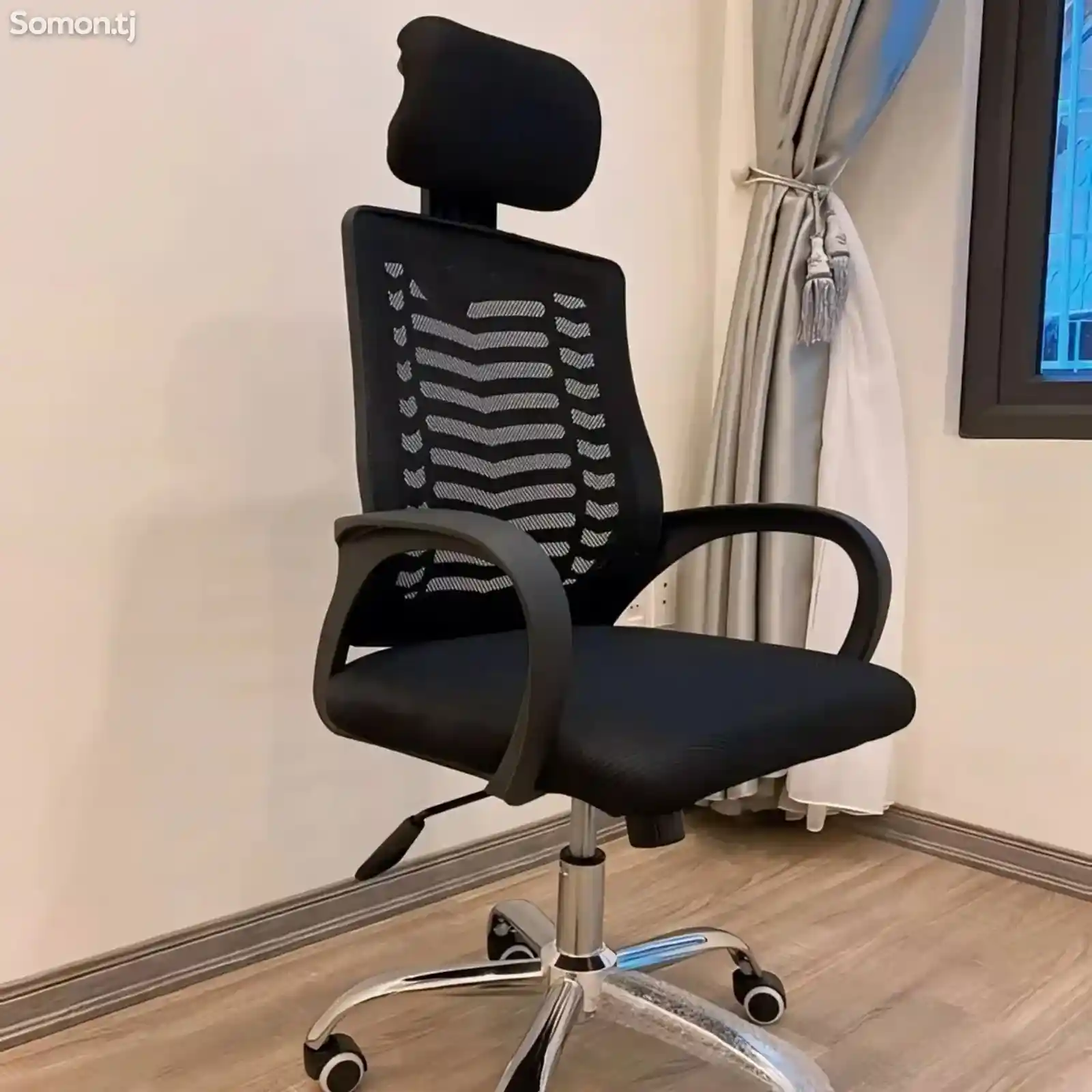 Офисное кресло с подголовником-1