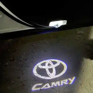 Подсветка передних дверей с логотипом Toyota Camry
