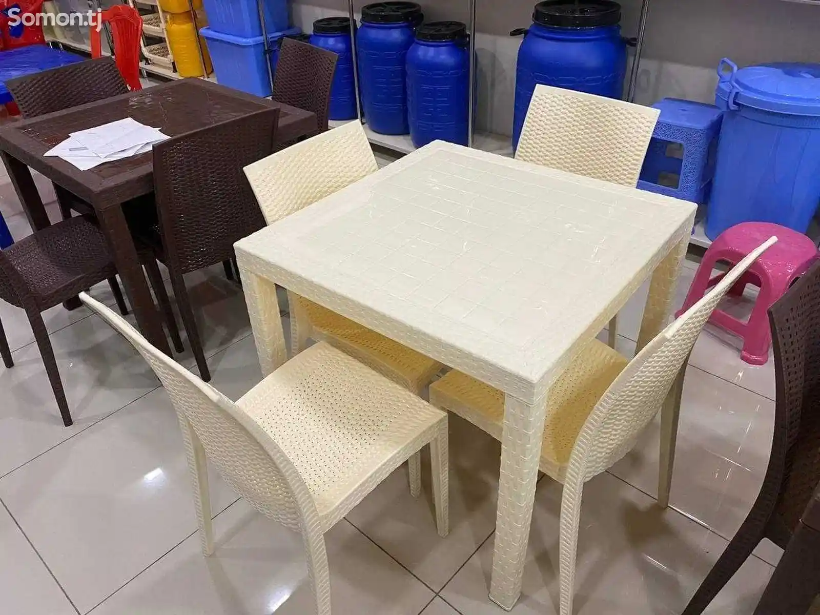 Пластмассовые столы и стулья-1
