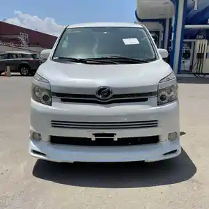 Лобовое стекло на Toyota Voxy