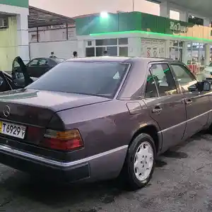 Mercedes-Benz W124, 1990