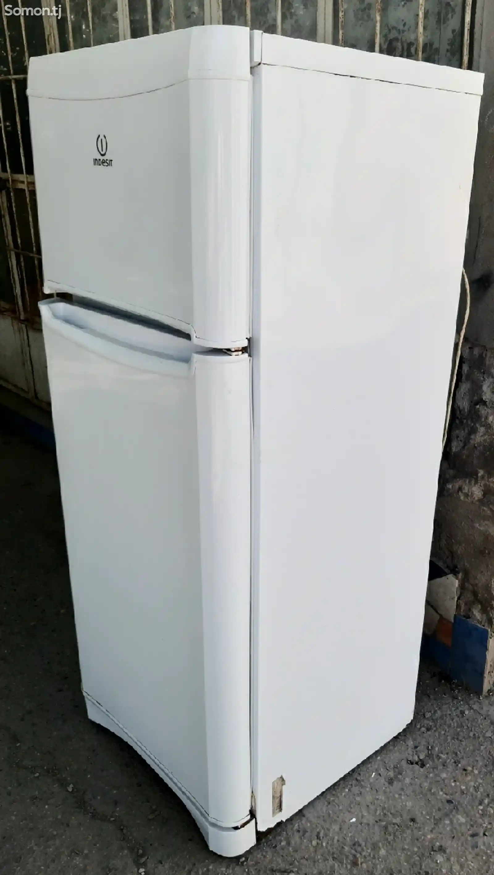 Холодильник Indesit-1