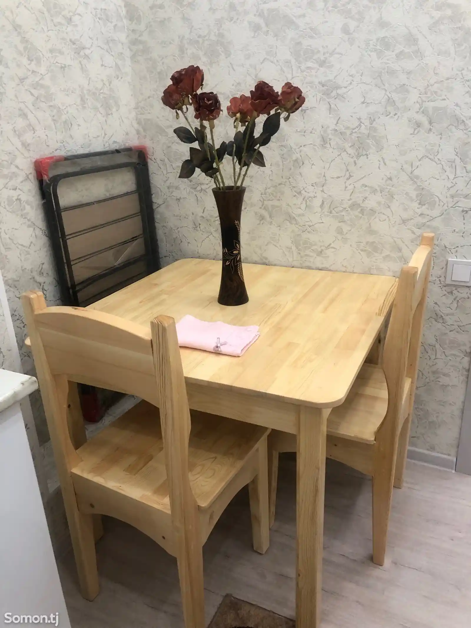 Деревянный стол и стулья-1