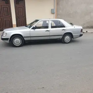 Mercedes-Benz W124, 1988