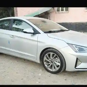 Hyundai Elantra, 2019