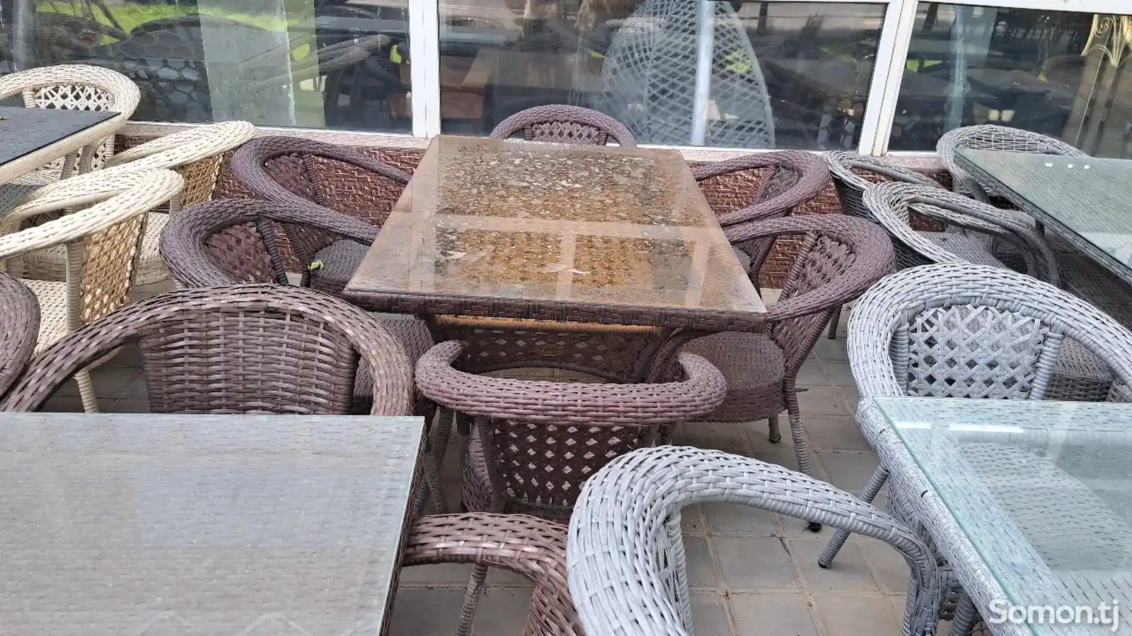Плетенный стол со стульями-2