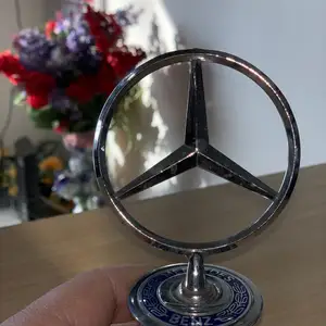 Знак Mercedes-Benz