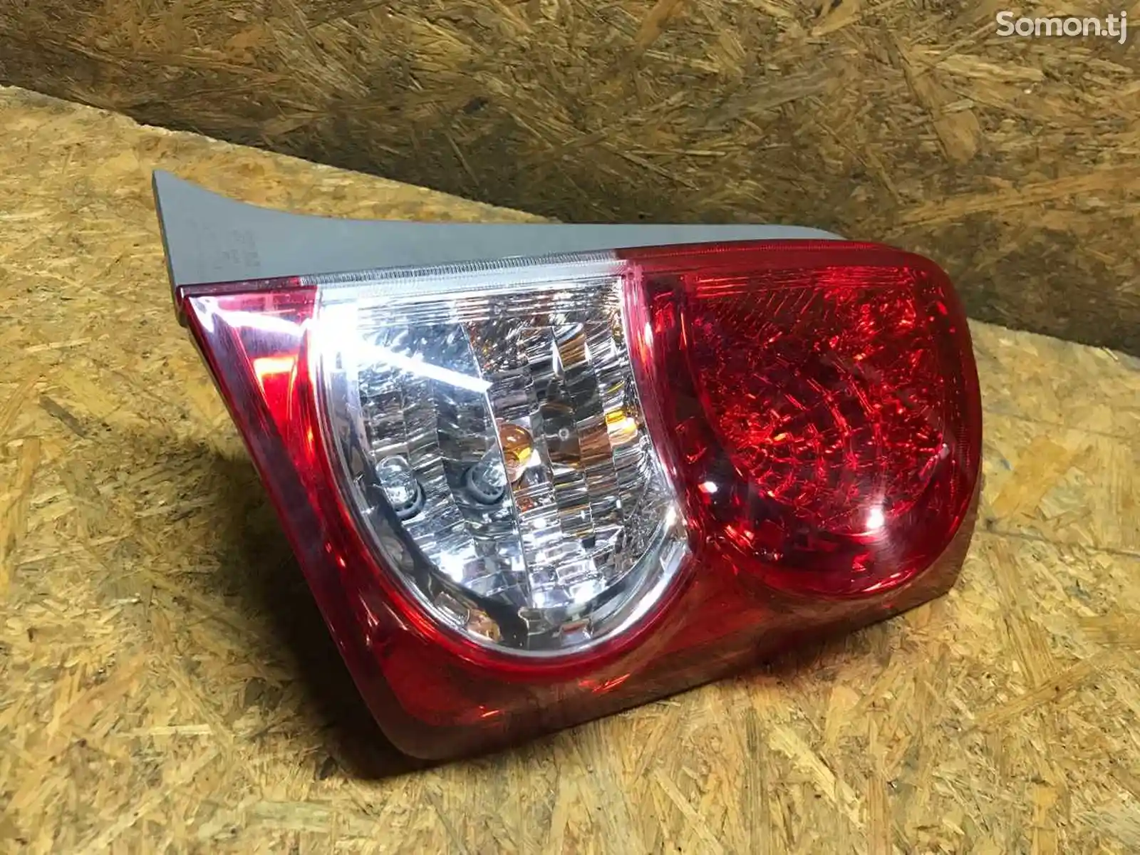Задний правый фонарь на Toyota Rumion-12