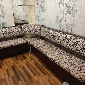 Угловой диван со столом и стульями для кухни