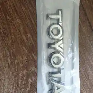 Металлический шильдик Toyota на багажник
