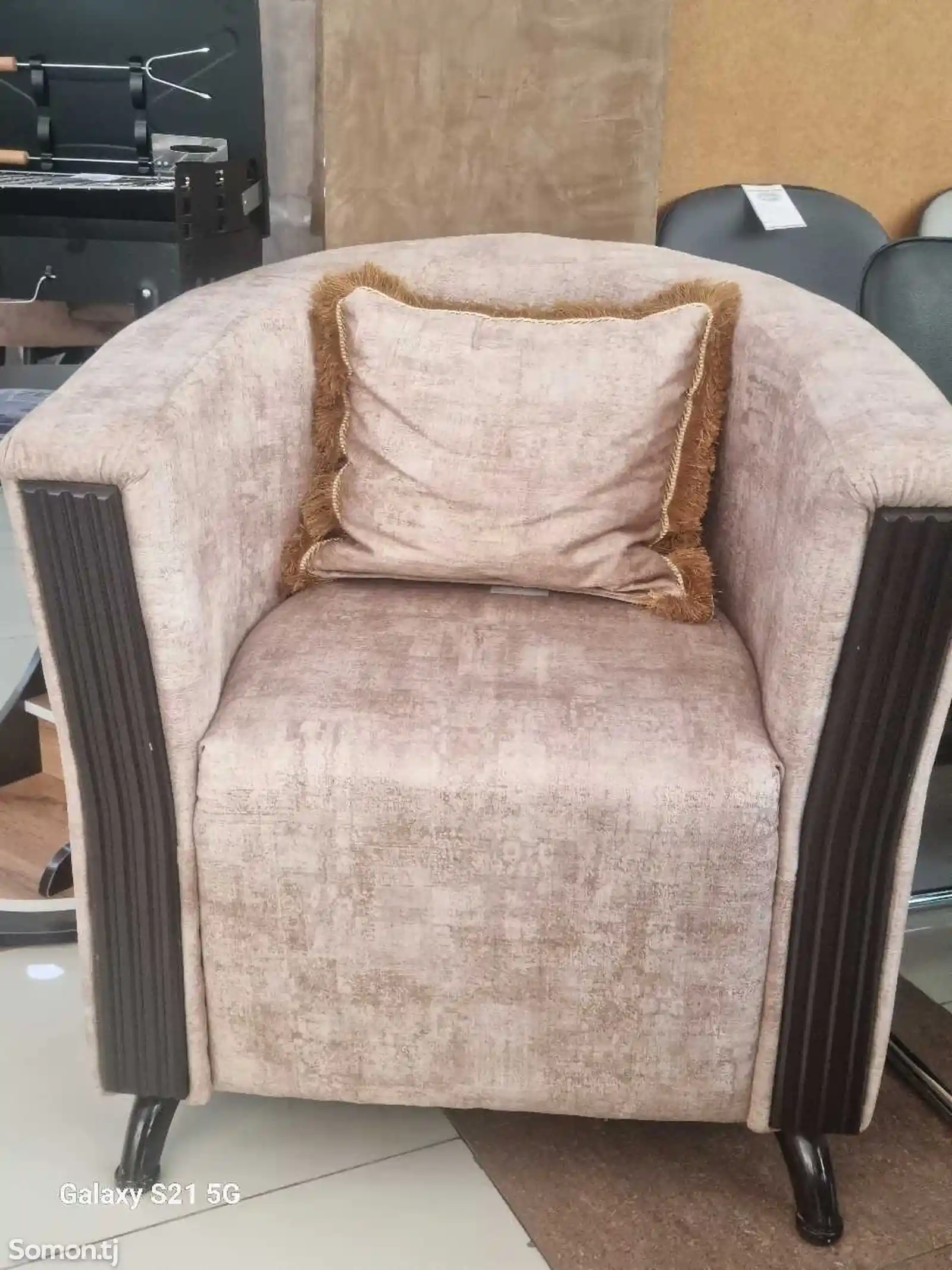 Кресло с подушкой-1