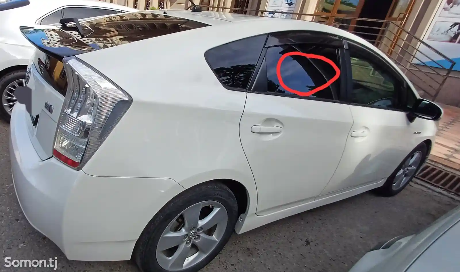 Стекло заднее от toyota prius-2