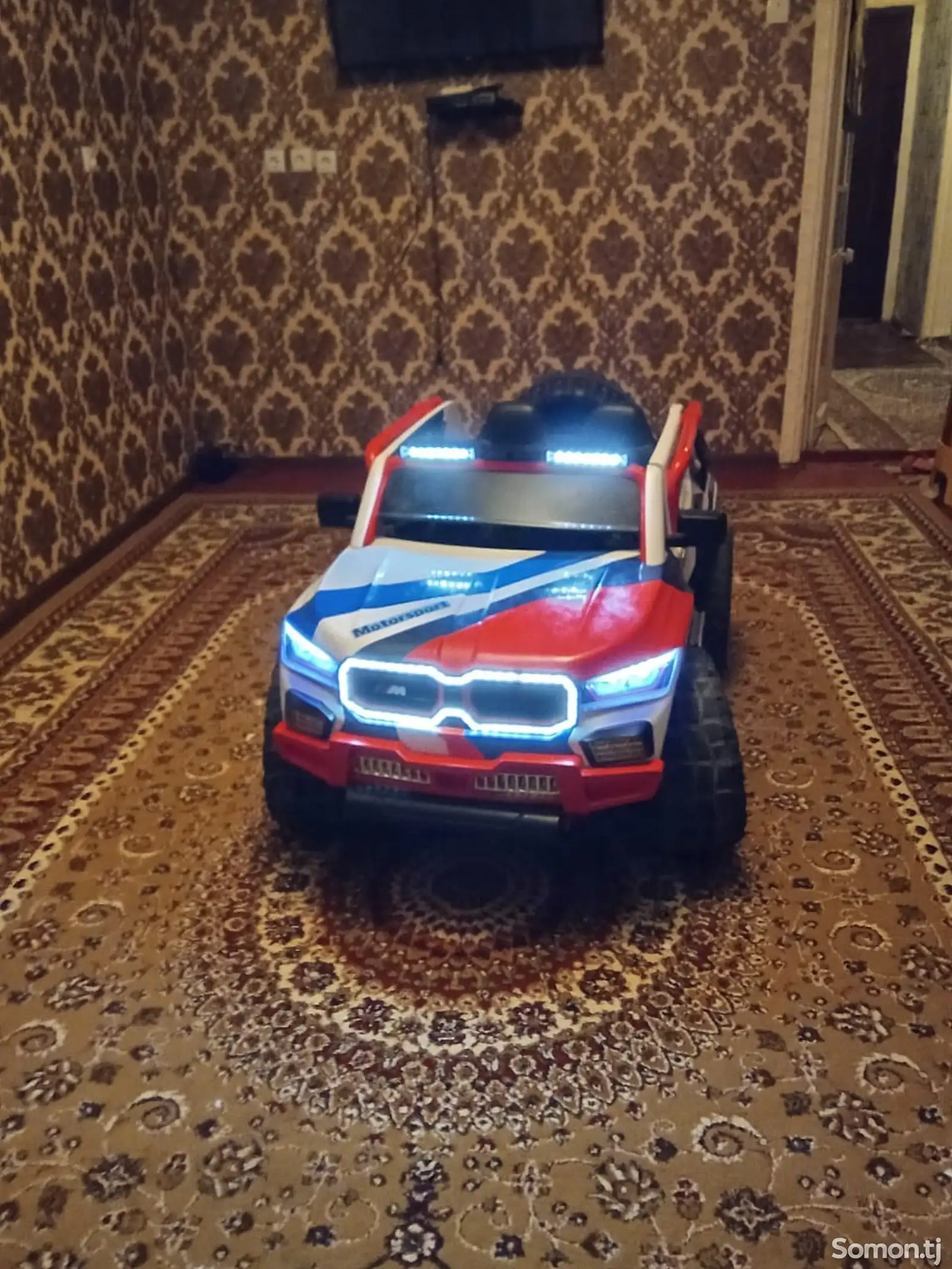 Детская машинка BMW 4x4-1