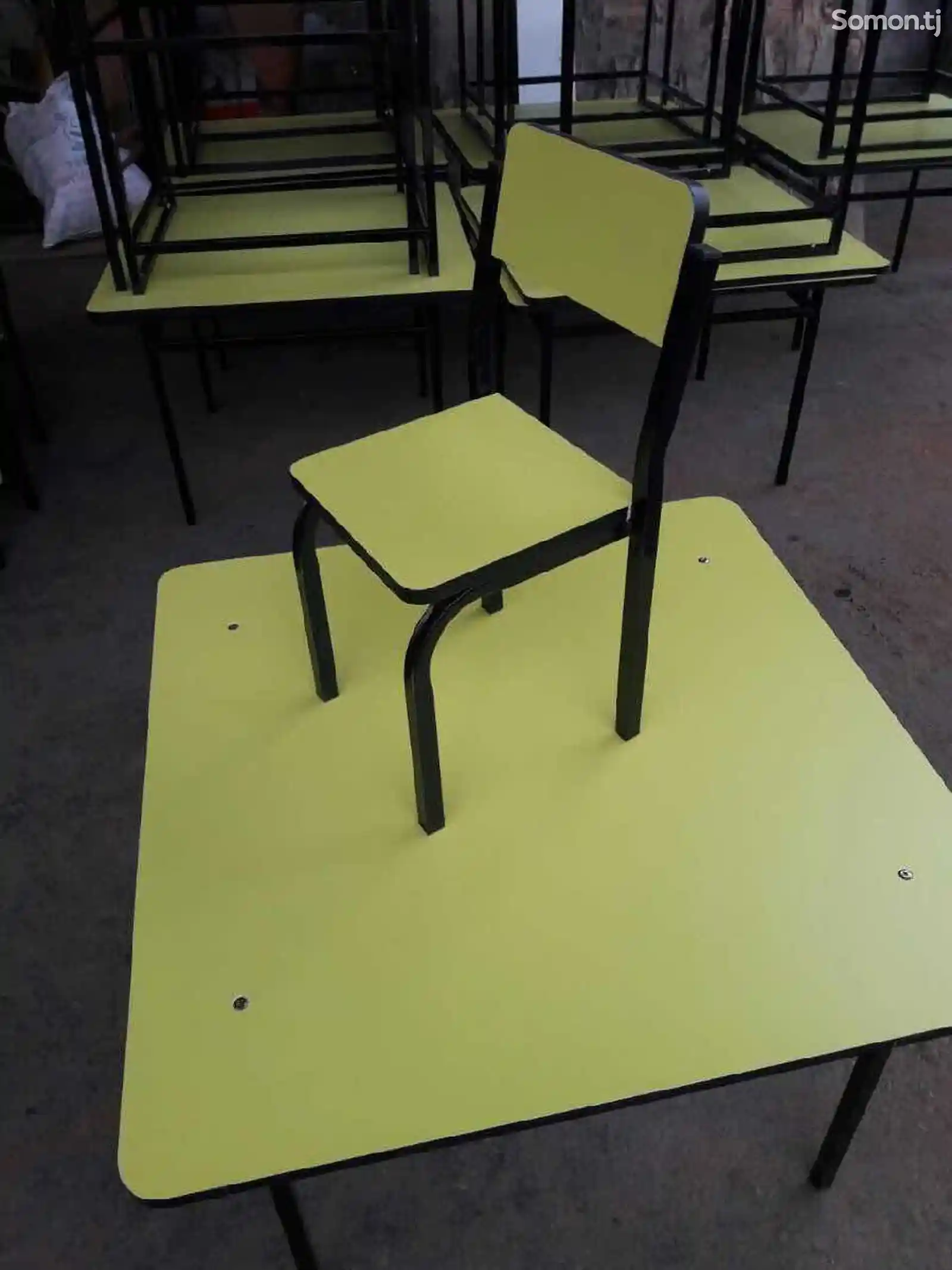 Детский стол и стулья-1