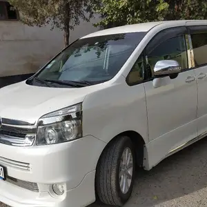 Toyota Voxy, 2009