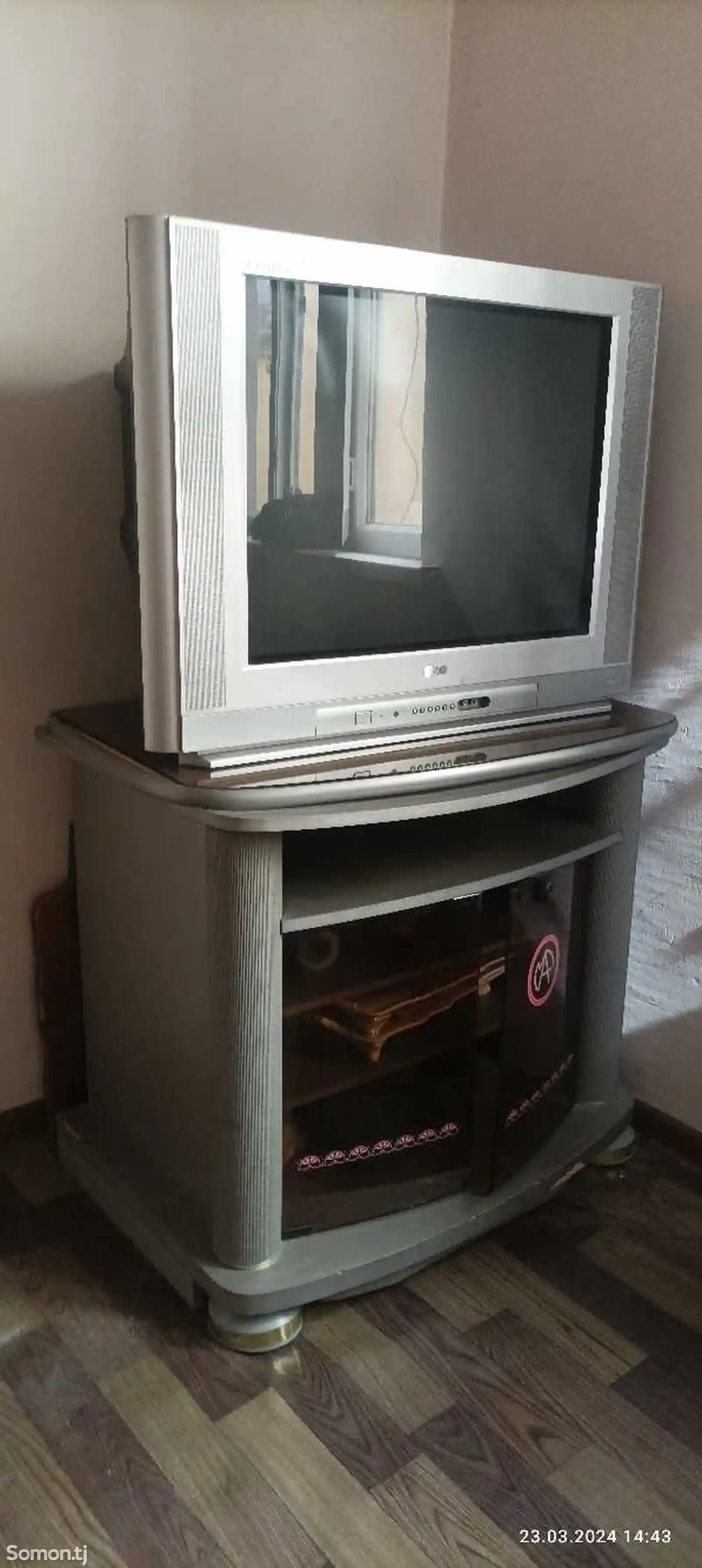 Телевизор LG с подставкой-4