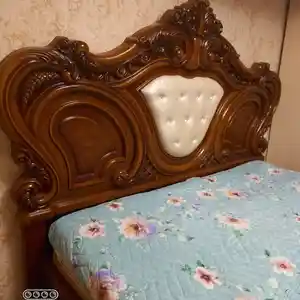 Красивая двухспальная кровать