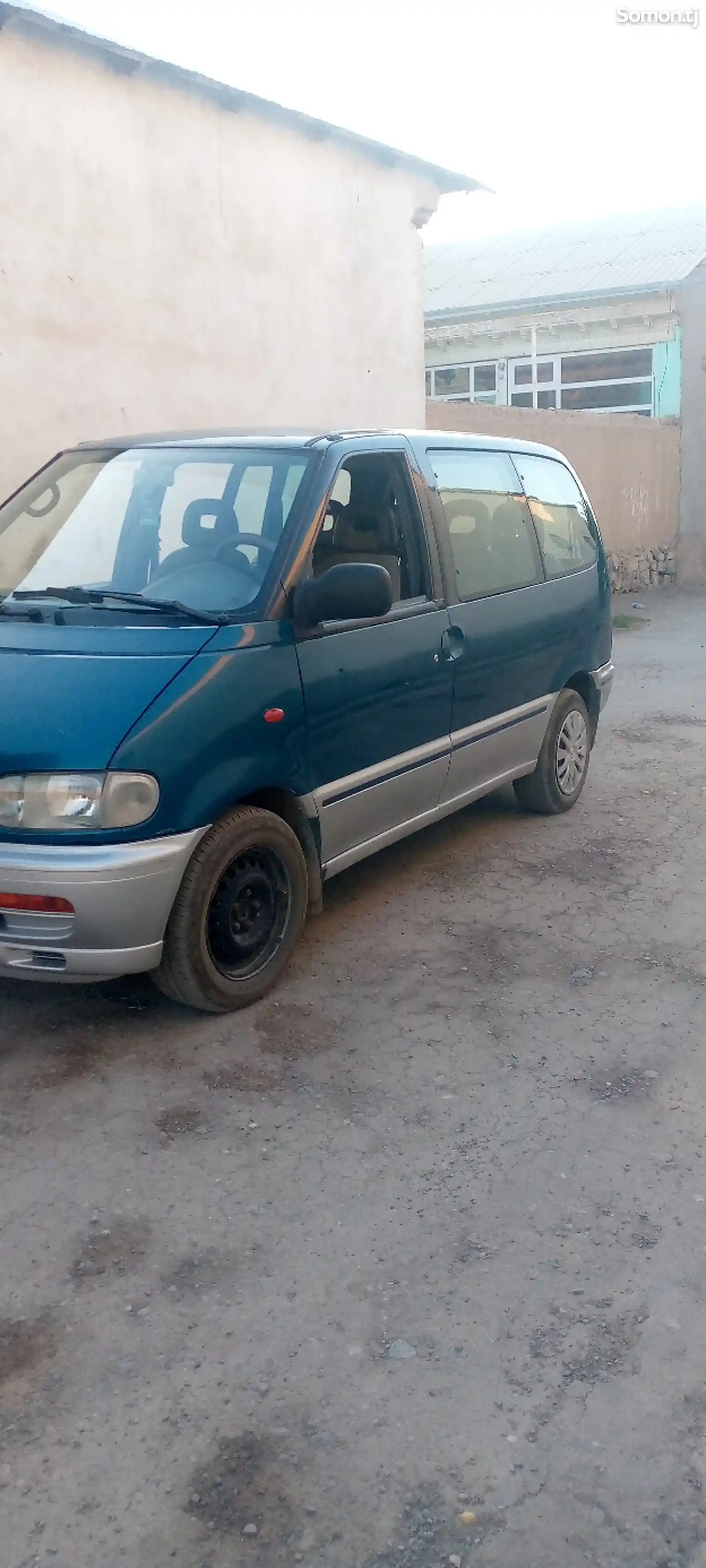 Nissan Serena, 1995-2