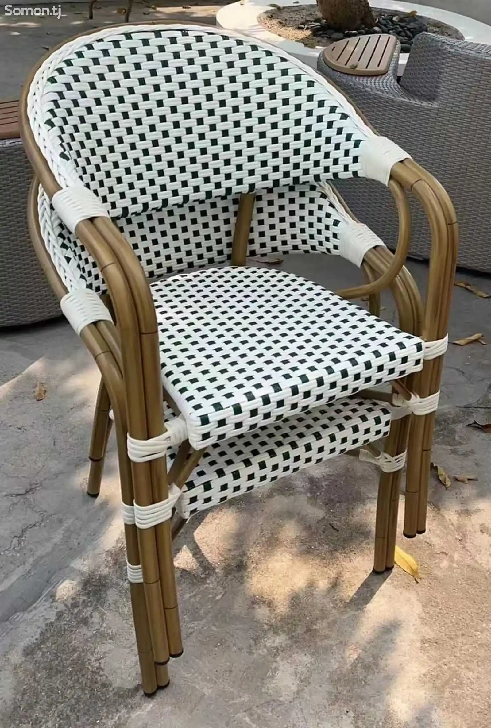 Плетеный стол и стулья-2