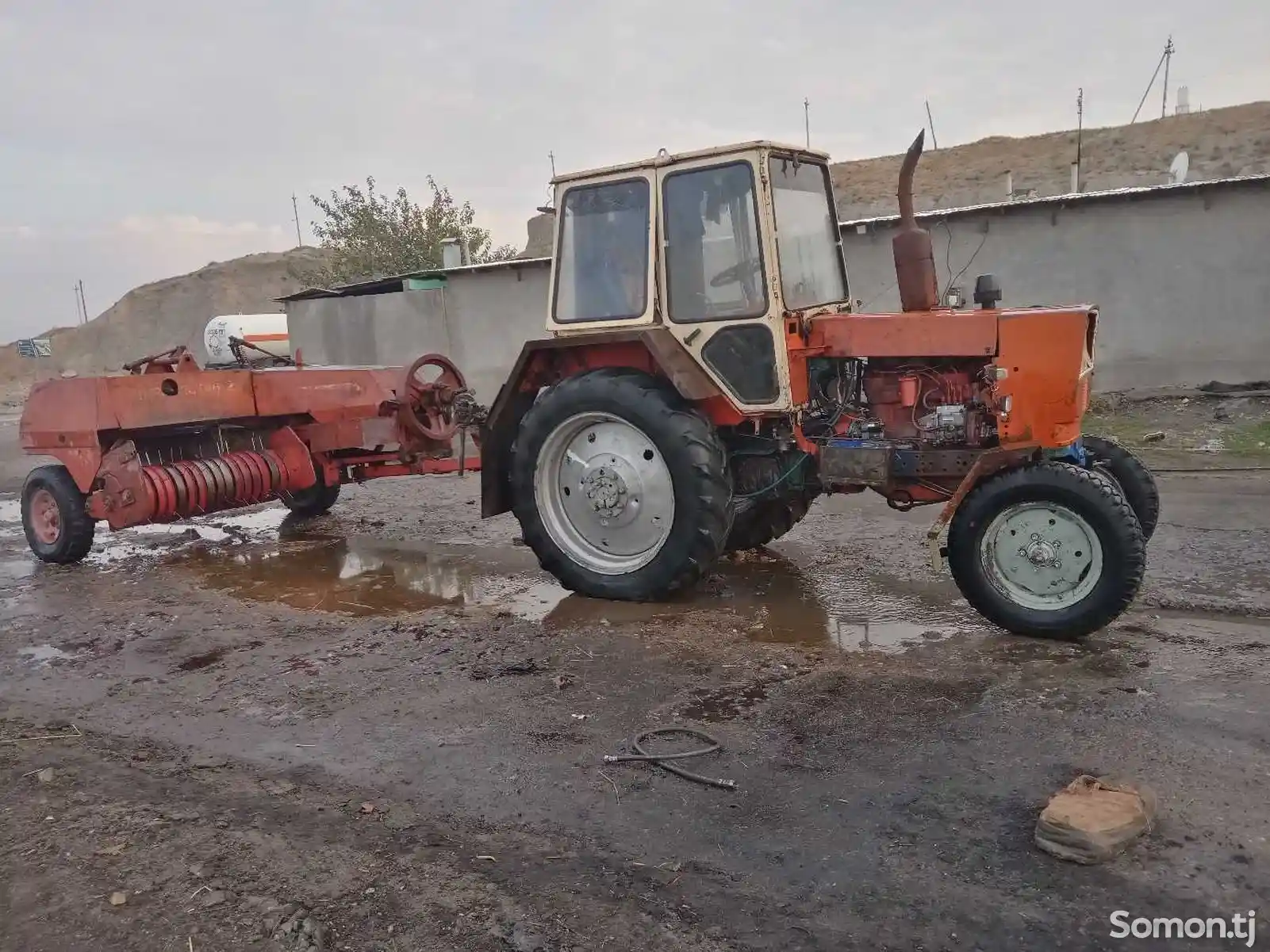 Трактор ЮМЗ 6 с пресс-подборщиком Киргиз-1