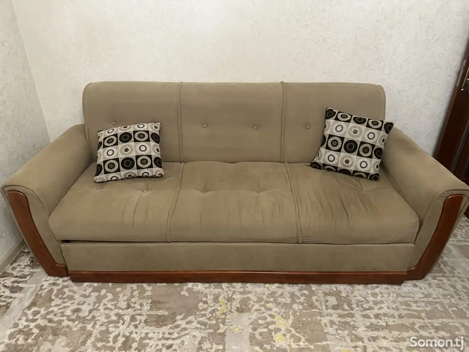 Раскладной диван, кресла и подставка для телевизора-1