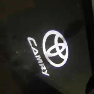 Подсветка передних дверей с логотипом Сamry на Toyota Camry 6