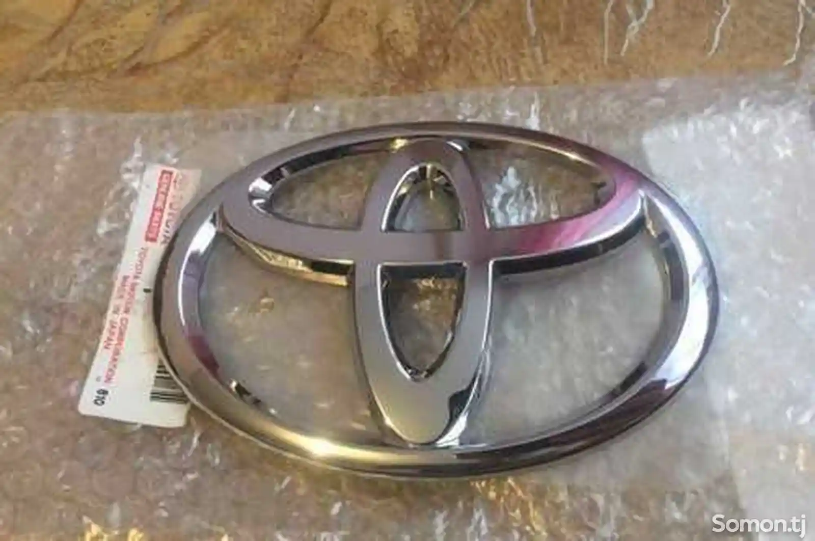 Знак от Toyota Camry