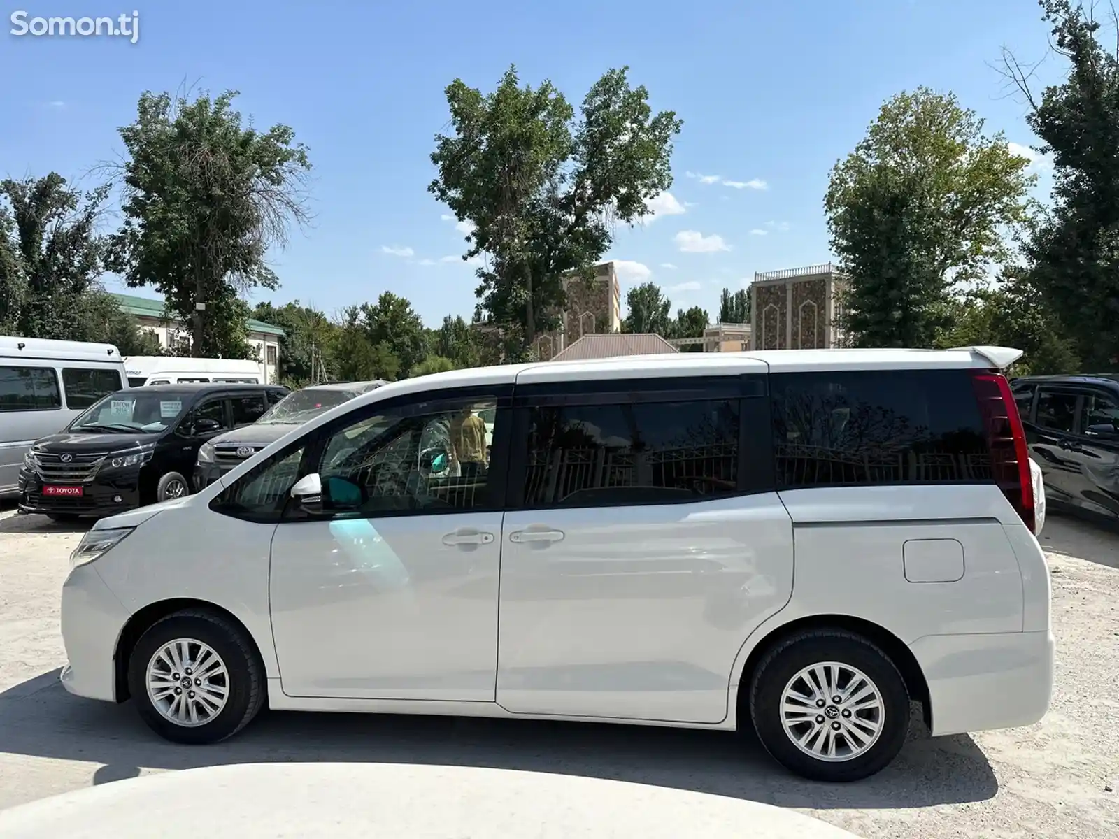 Toyota Noah, 2014-3