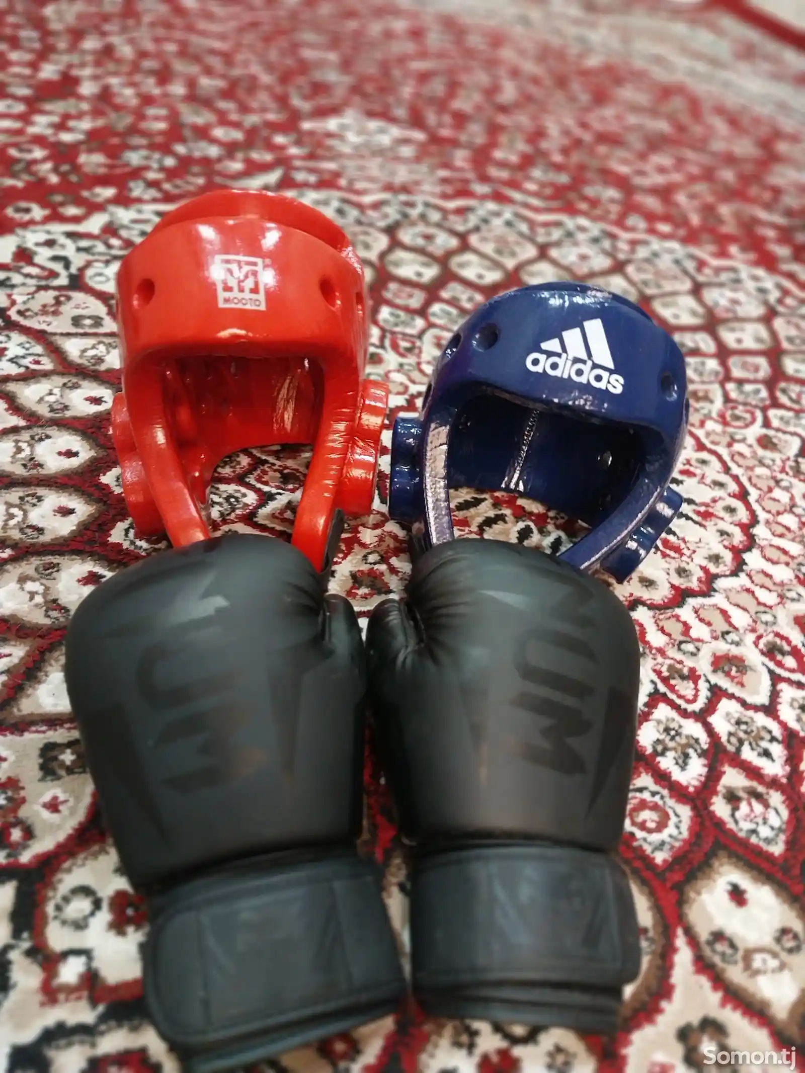 Боксёрский шлем и перчатки-1
