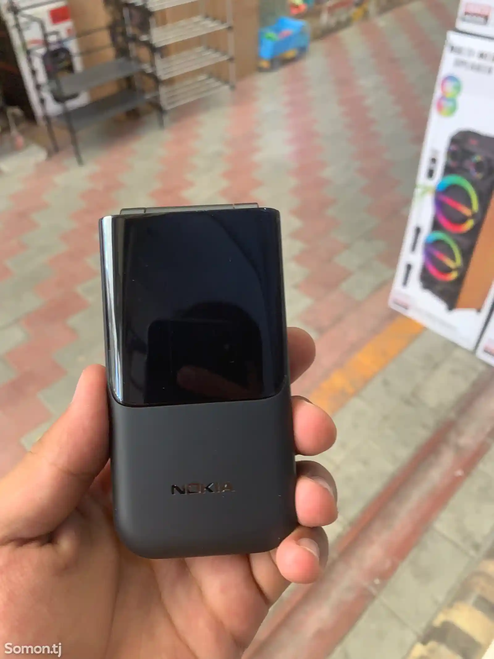 Nokia 2720 Flip-1