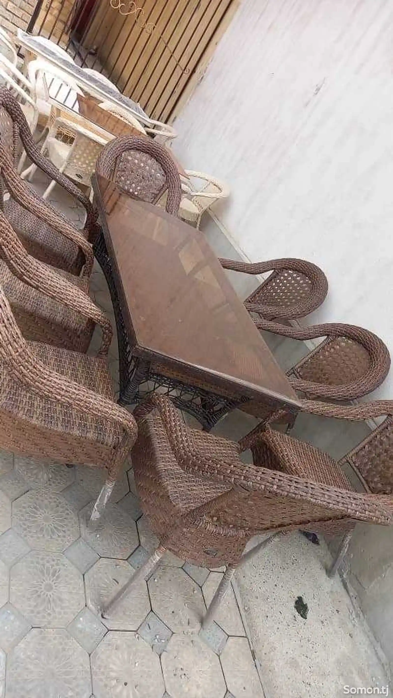 Плетенный стол со стульями-5