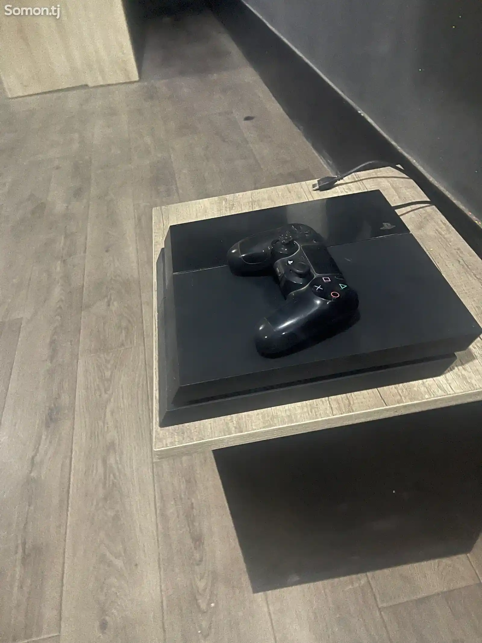 Игровая приставка PS4-1