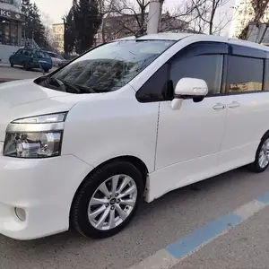 Toyota Voxy, 2010