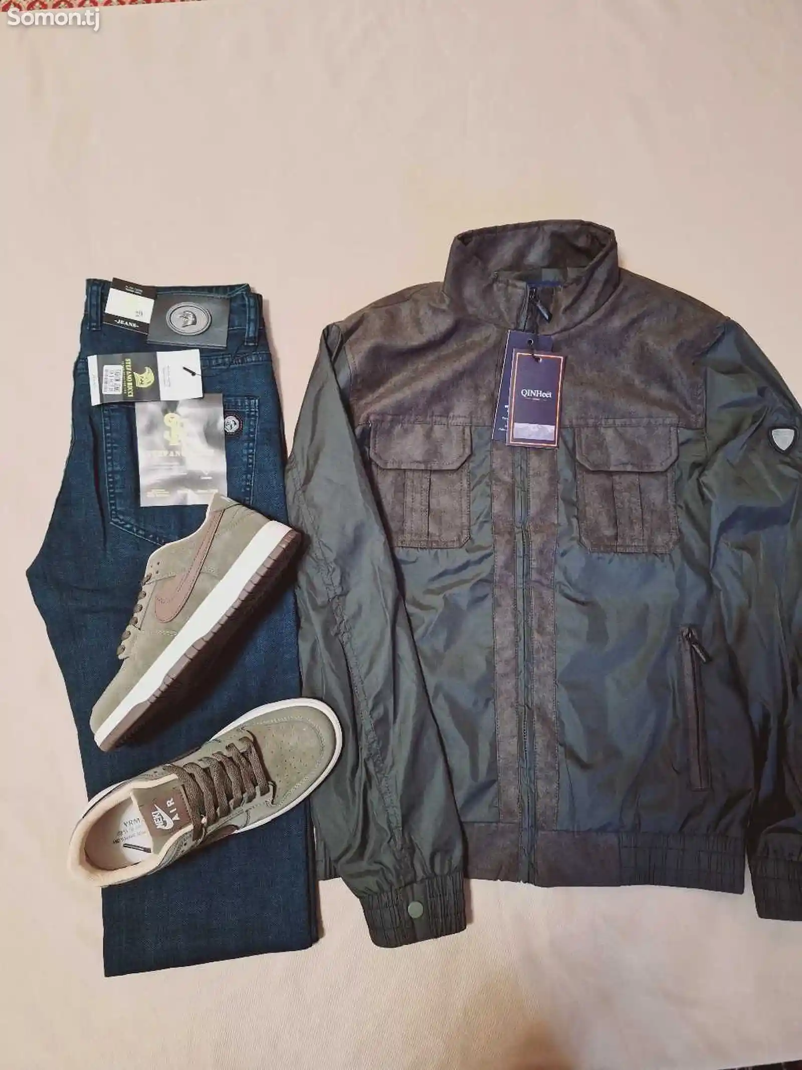 Комплект одежды из куртки, джинсов и кроссовок-2