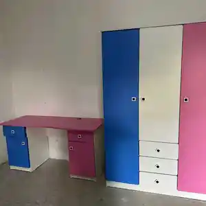 Шкаф и стол для детской
