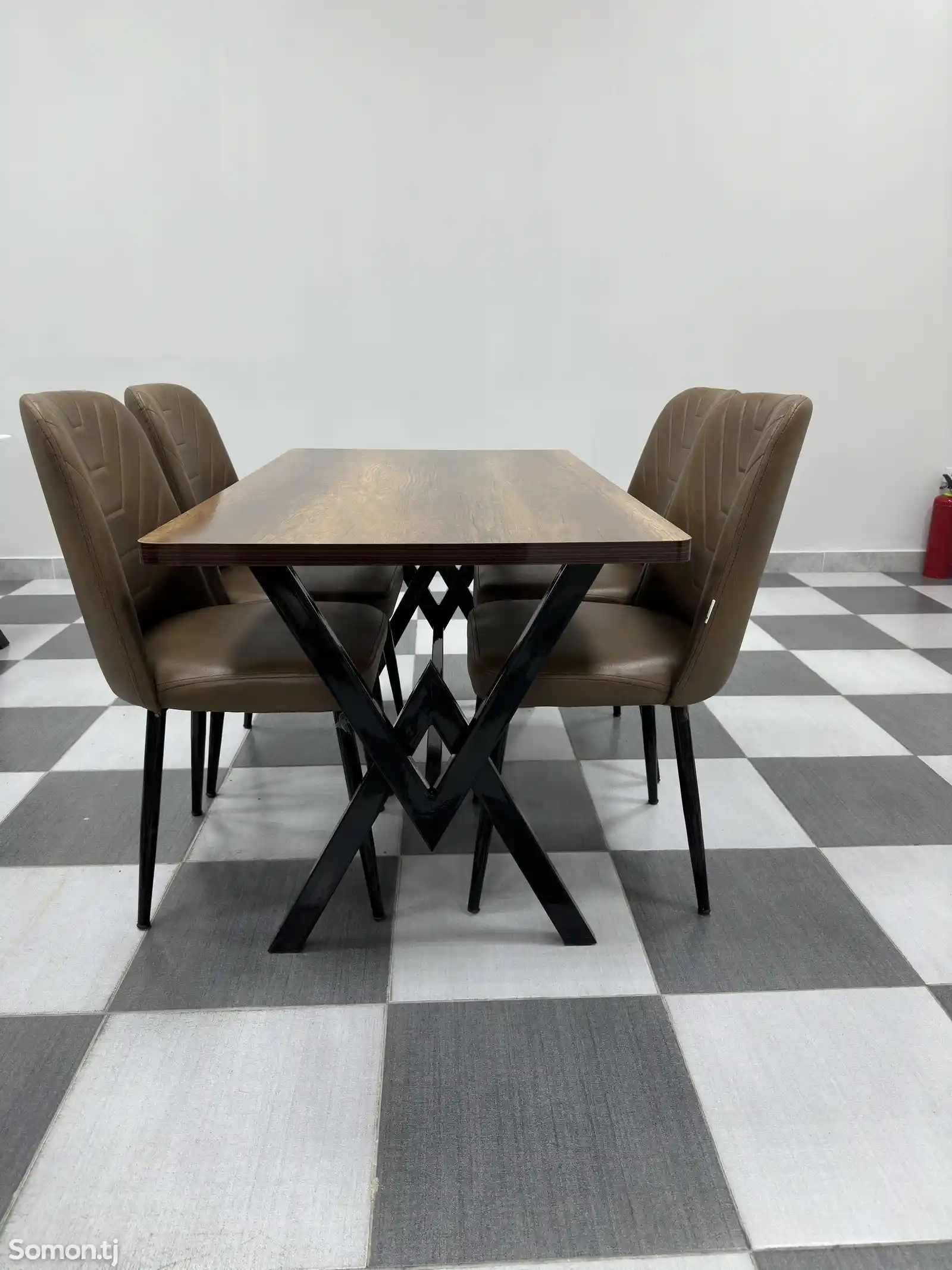 Кухонный стол со стульями-2