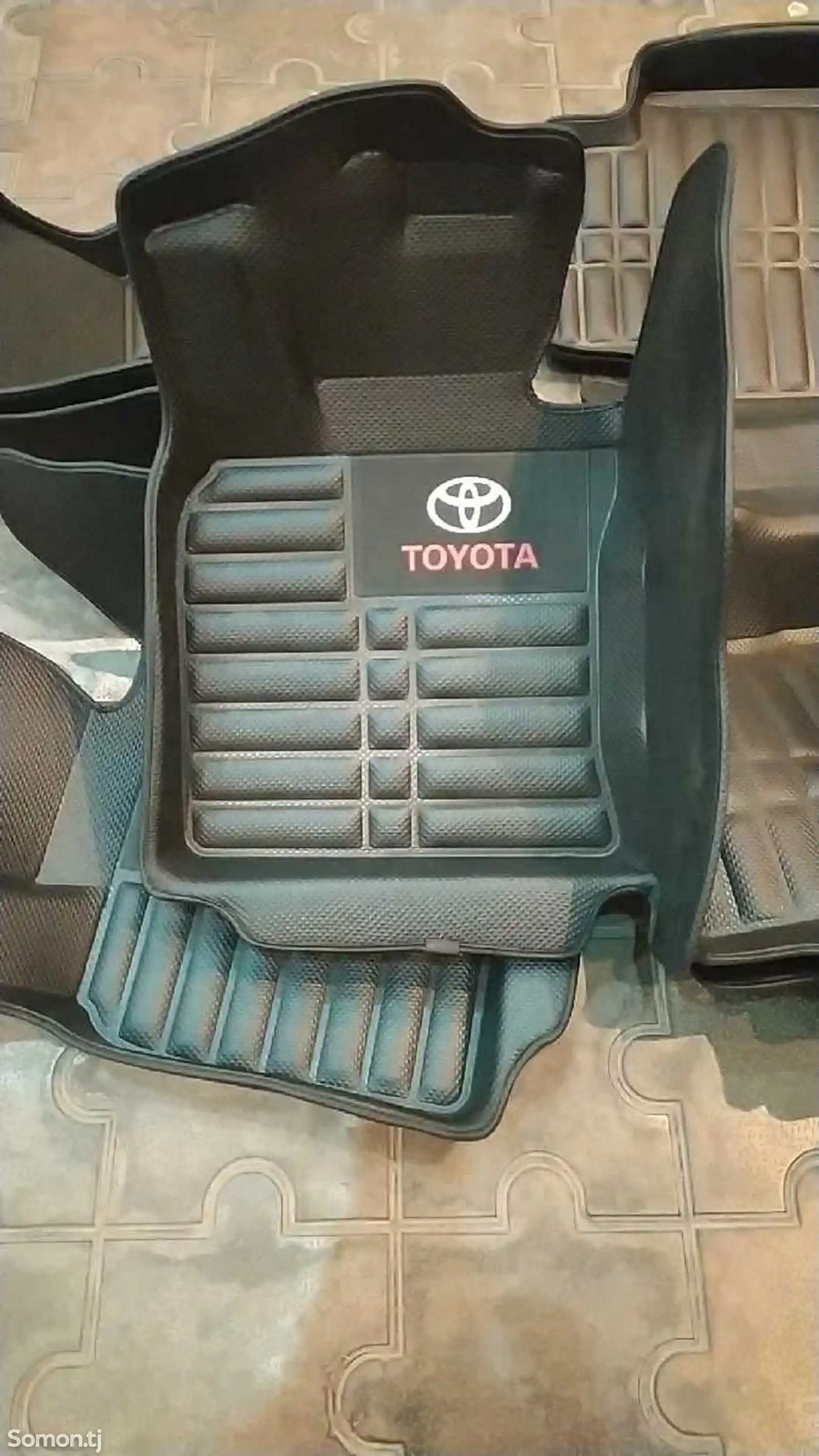 Полик для Toyota Camry 2020-3