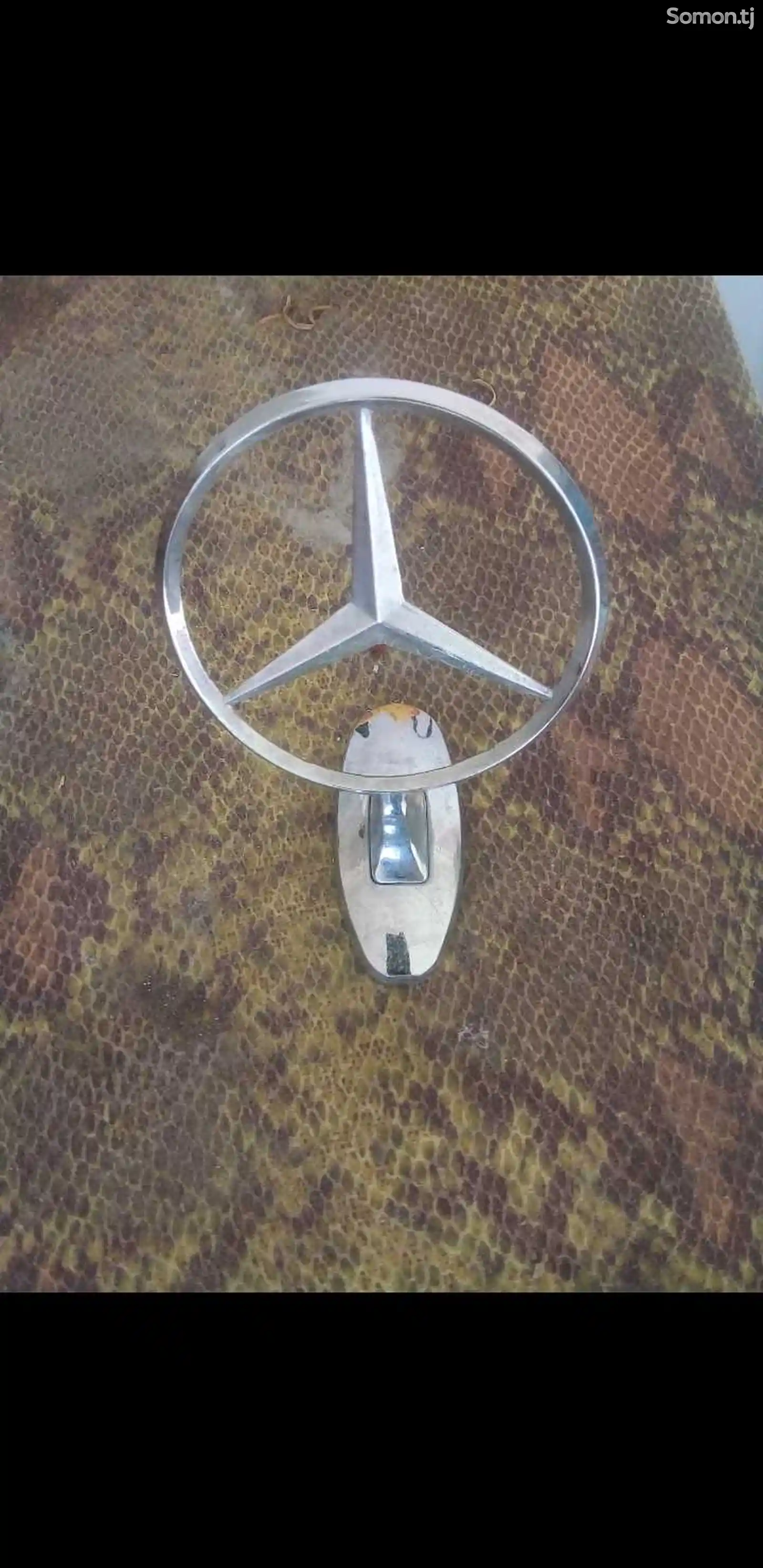Знак от Mercedes Benz