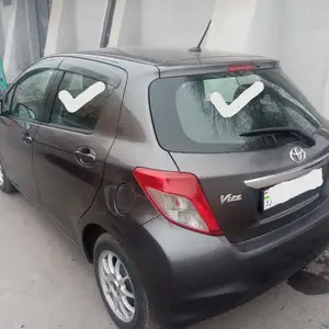 Заднее и задние боковые стёкла на Toyota Vitz