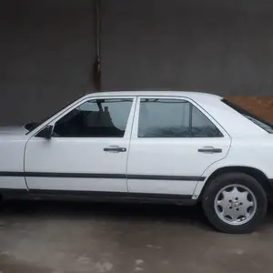 Mercedes-Benz W124, 1986