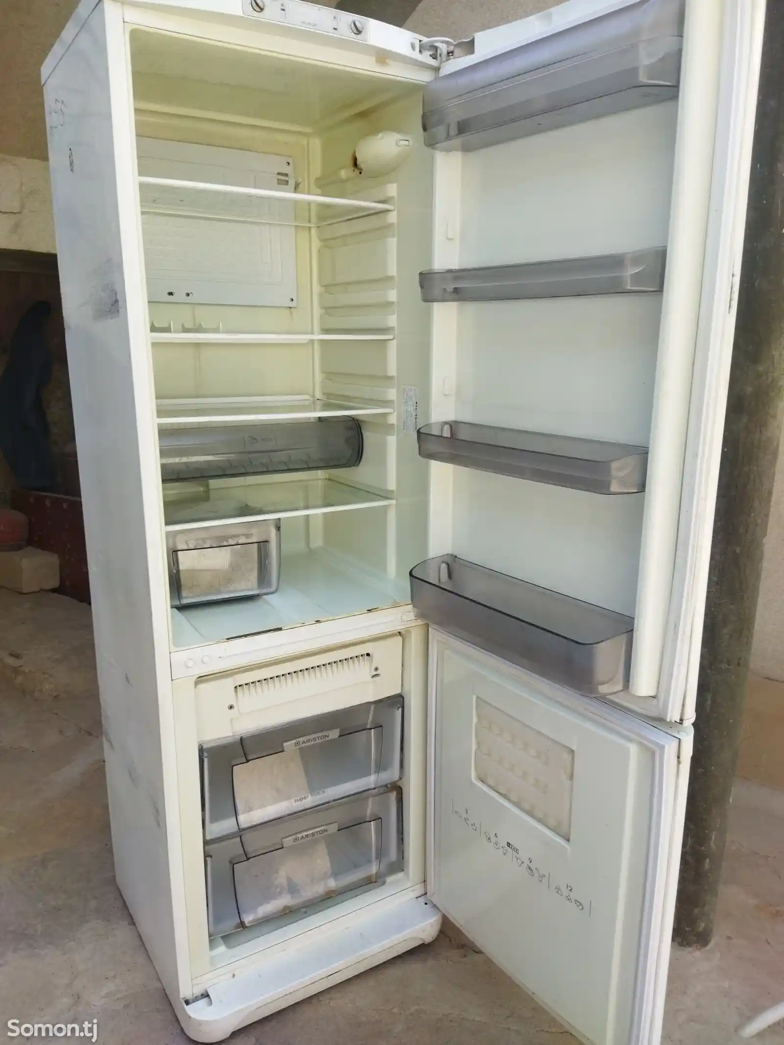 Холодильник Ariston-1
