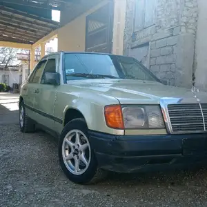 Mercedes-Benz W124, 1986