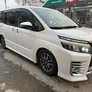 Toyota Voxy, 2014