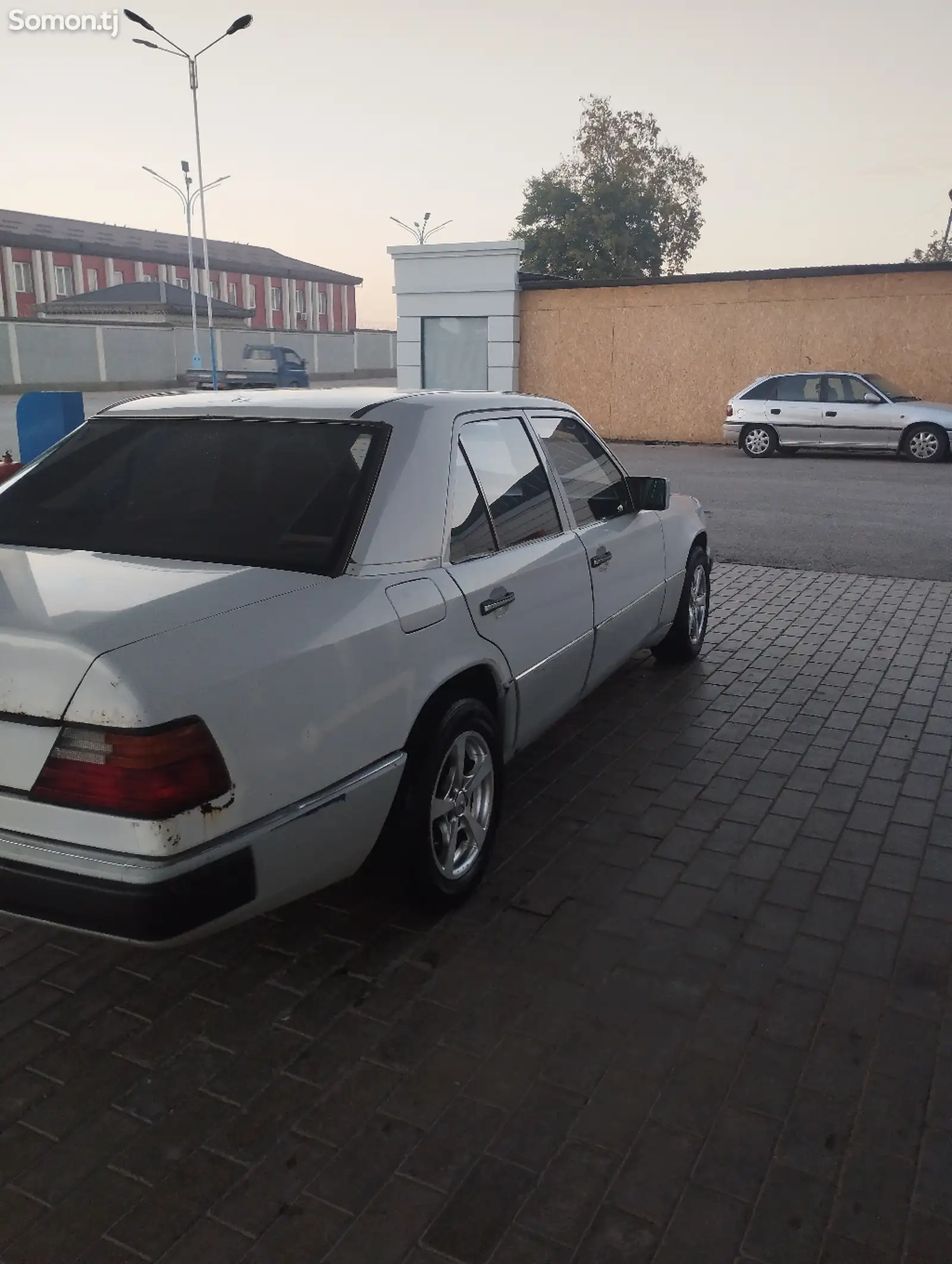 Mercedes-Benz W124, 1990-4