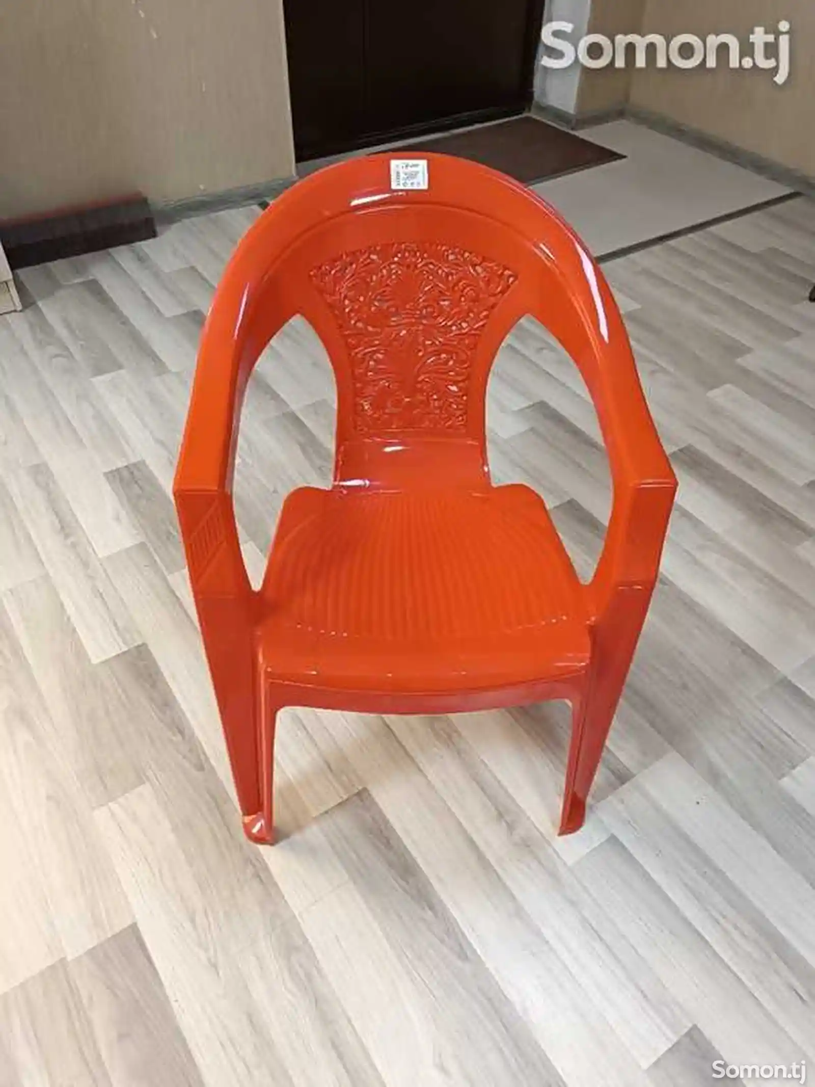 Пластмассовый стул-1