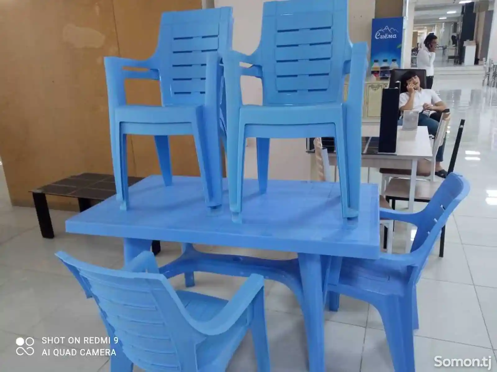 Стол и стулья пластмассовые-4