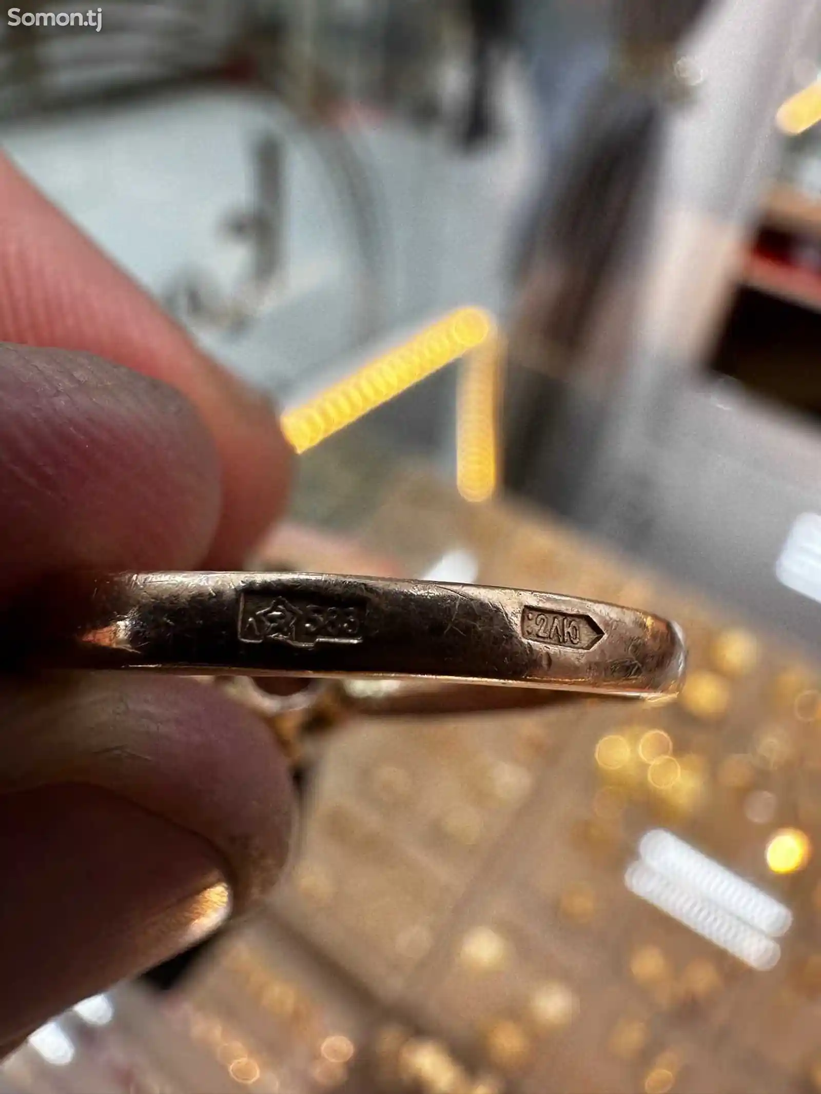 Золотое кольцо с бриллиантом 1 карат-10