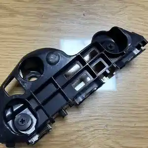 Крепления переднего бампера от Toyota Camry 6