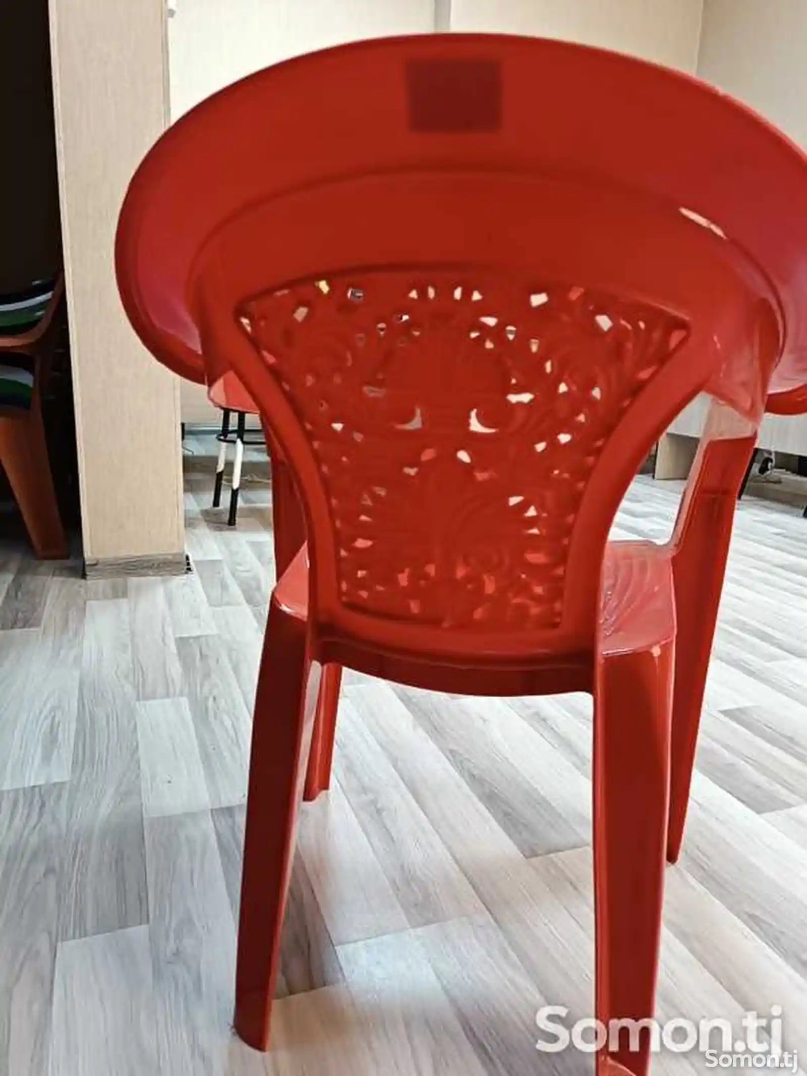 Пластмассовый стул-2